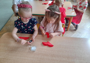 Dziewczynki tworzą maki techniką origami